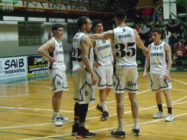 El Bata gan el duelo olavarriense y Racing volvi a caer